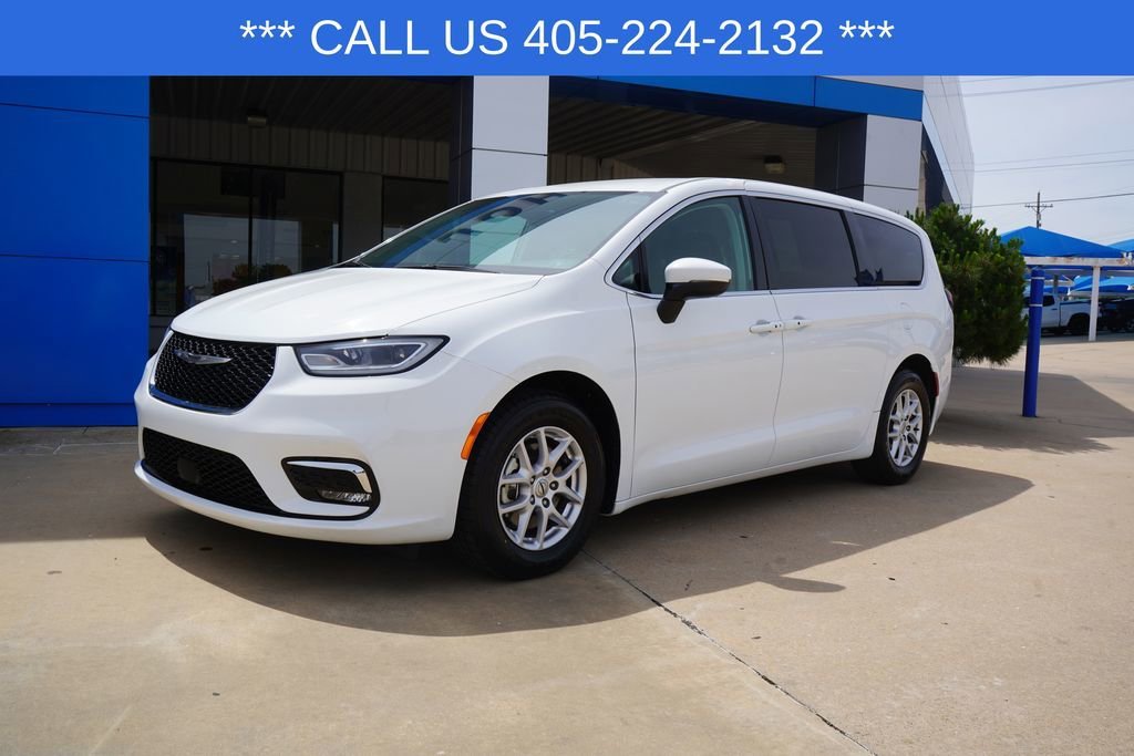 2023 Chrysler Pacifica Touring L's photo
