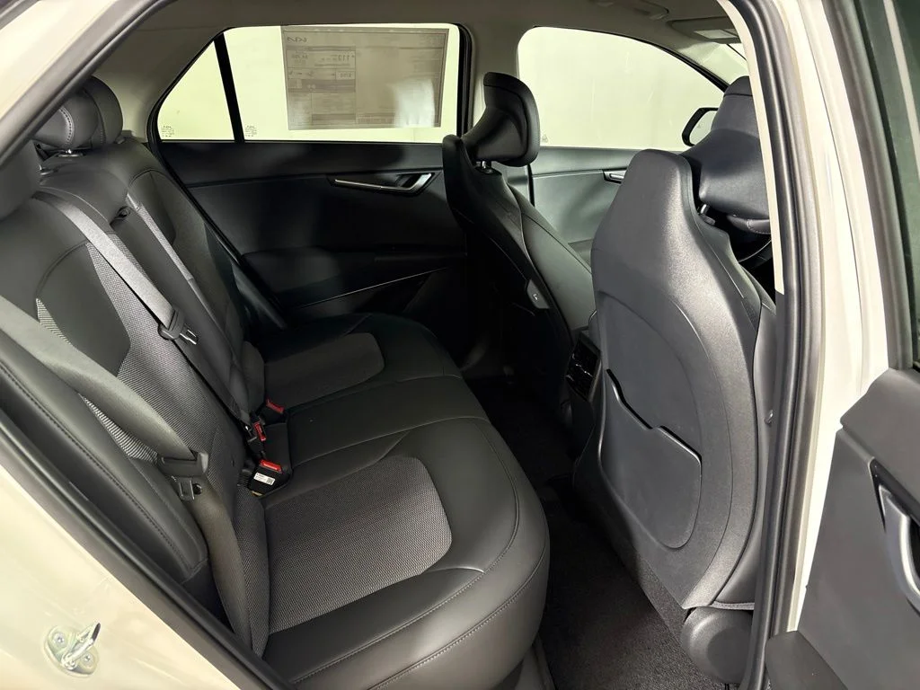 New 2026 Snow White Pearl Kia WIND image 19