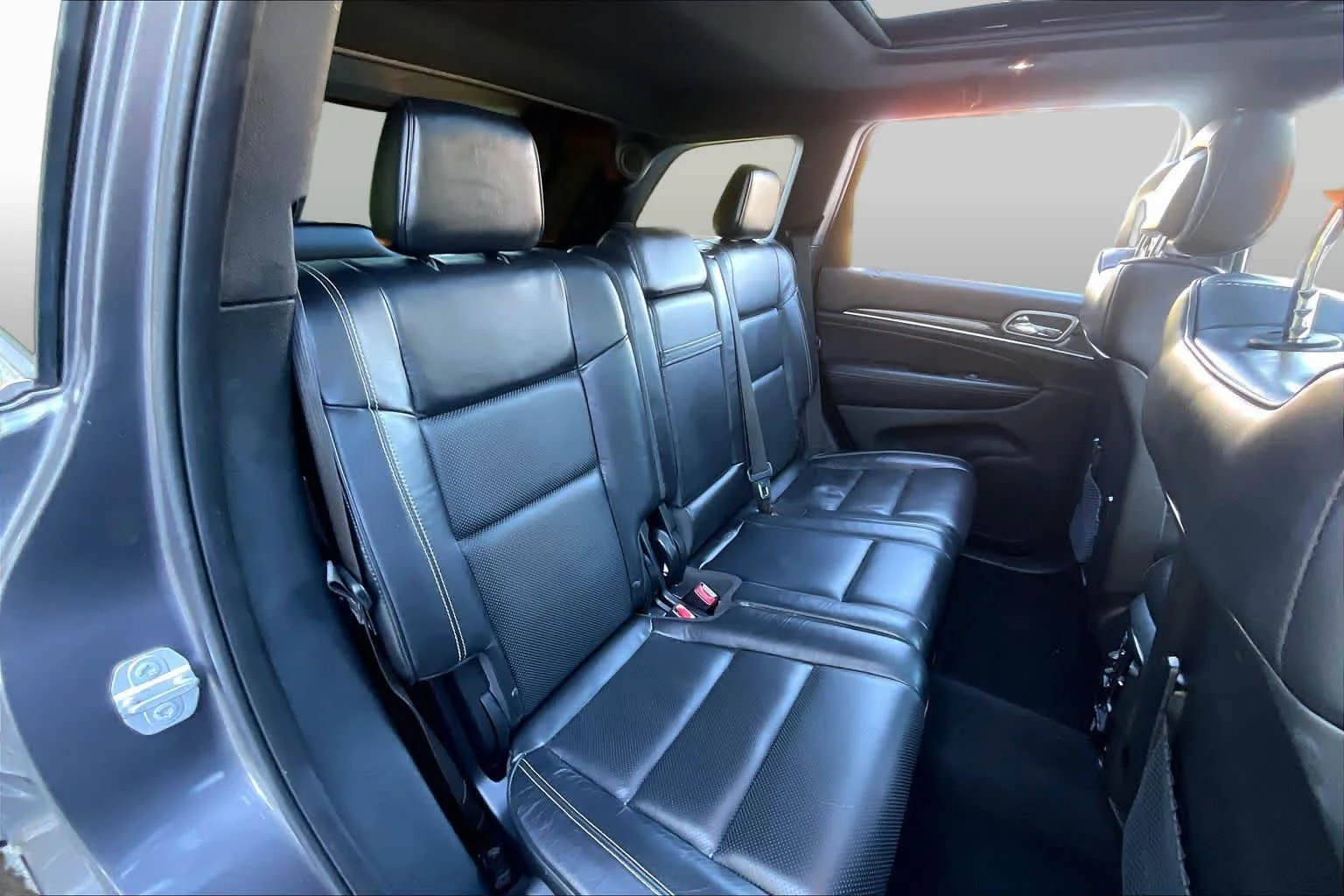 Used 2017 Granite Crystal Metallic Clearcoat Jeep Overland image 18