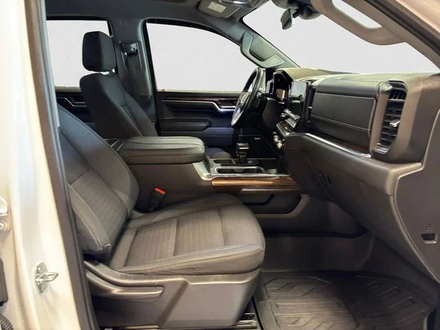 Used 2023 White GMC Elevation image 16
