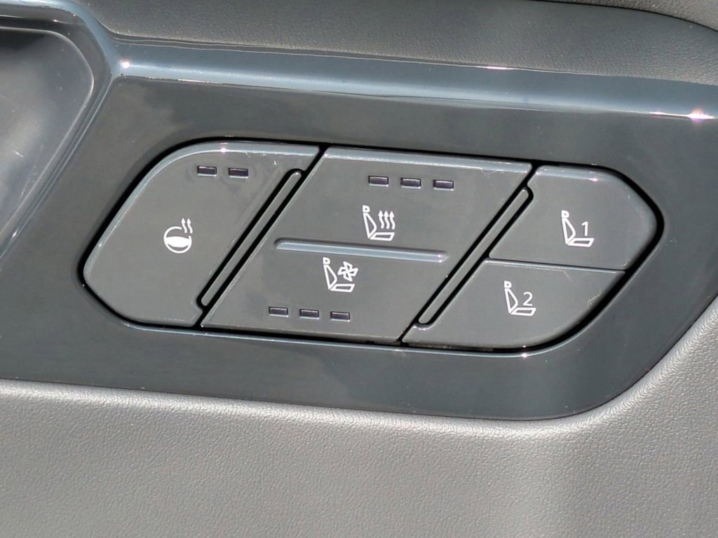 New 2026 Ivory Silver Kia Land AWD image 27