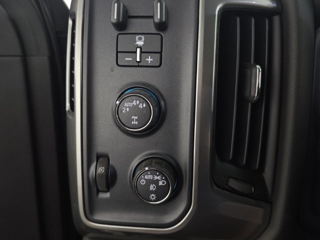 Used 2018 GRAPHITE METALLIC Chevrolet LT image 23