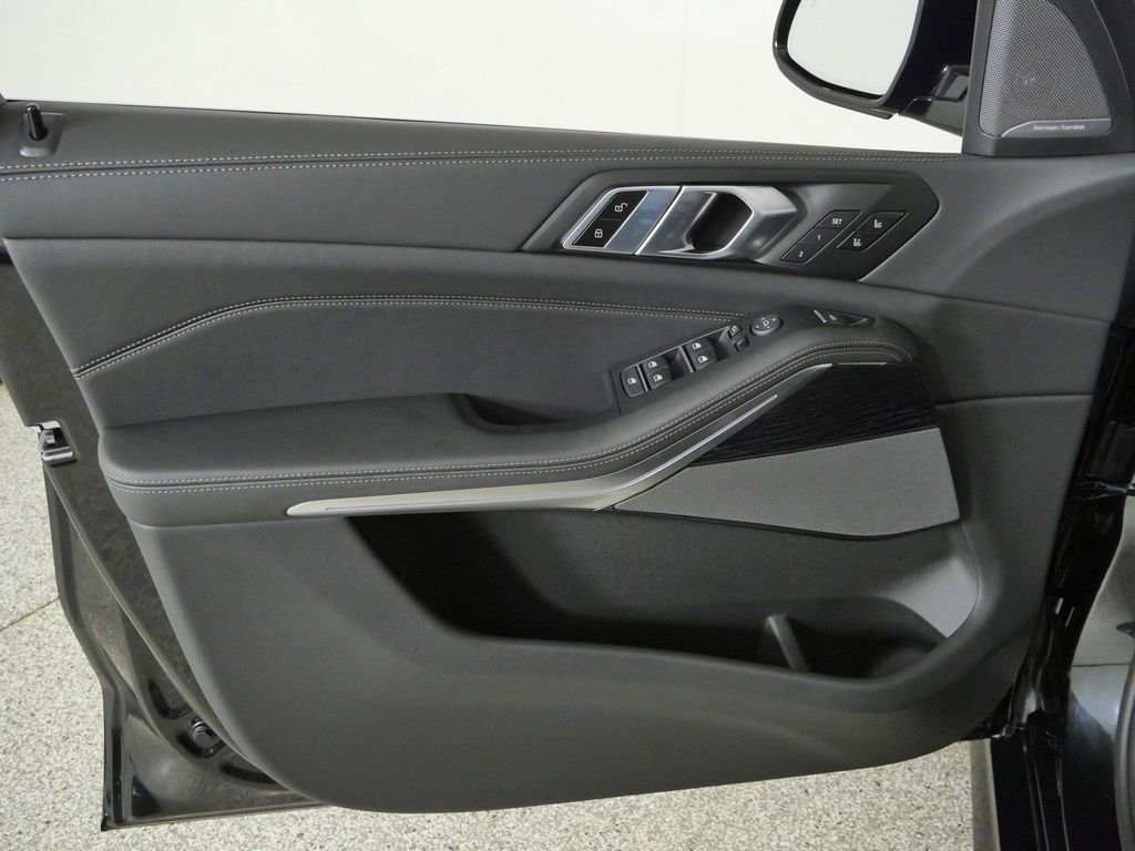 New 2026 Black Sapphire Metallic BMW xDrive40i image 34