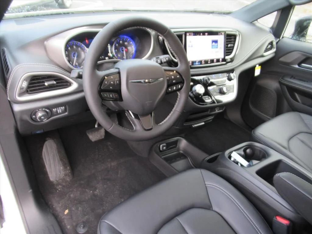 New 2026 Bright White Clear-Coat Exterior Paint Chrysler Select image 14