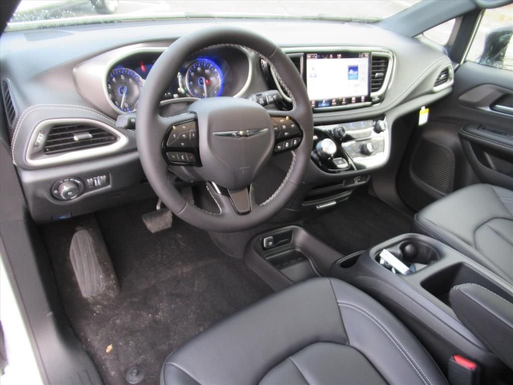New 2026 Bright White Clear-Coat Exterior Paint Chrysler Select image 14
