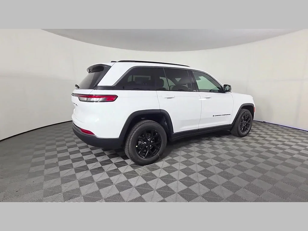 New 2026 Bright White Clear-Coat Exterior Paint Jeep Laredo Altitude image 24