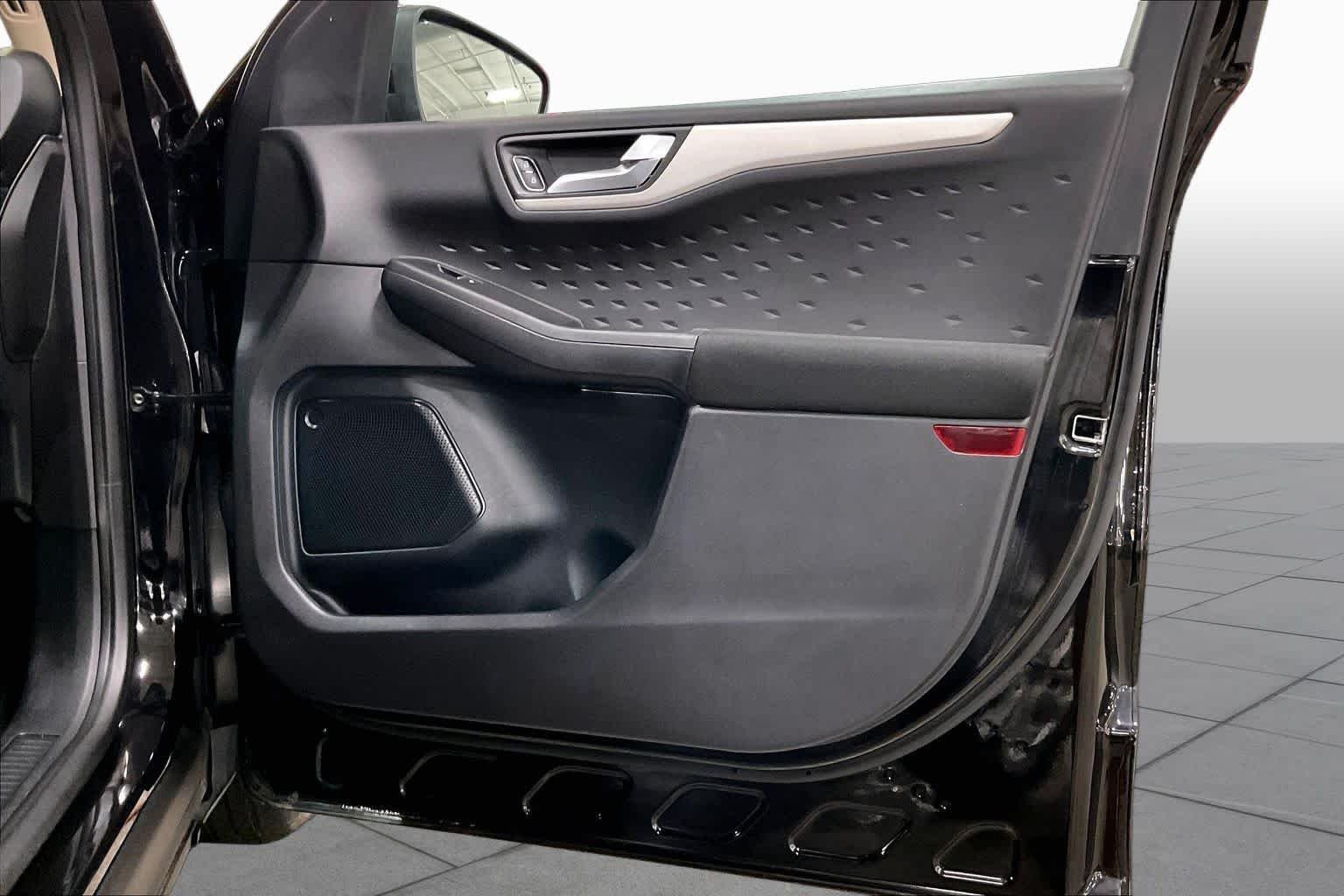 Used 2020 Agate Black Metallic Ford SE image 22