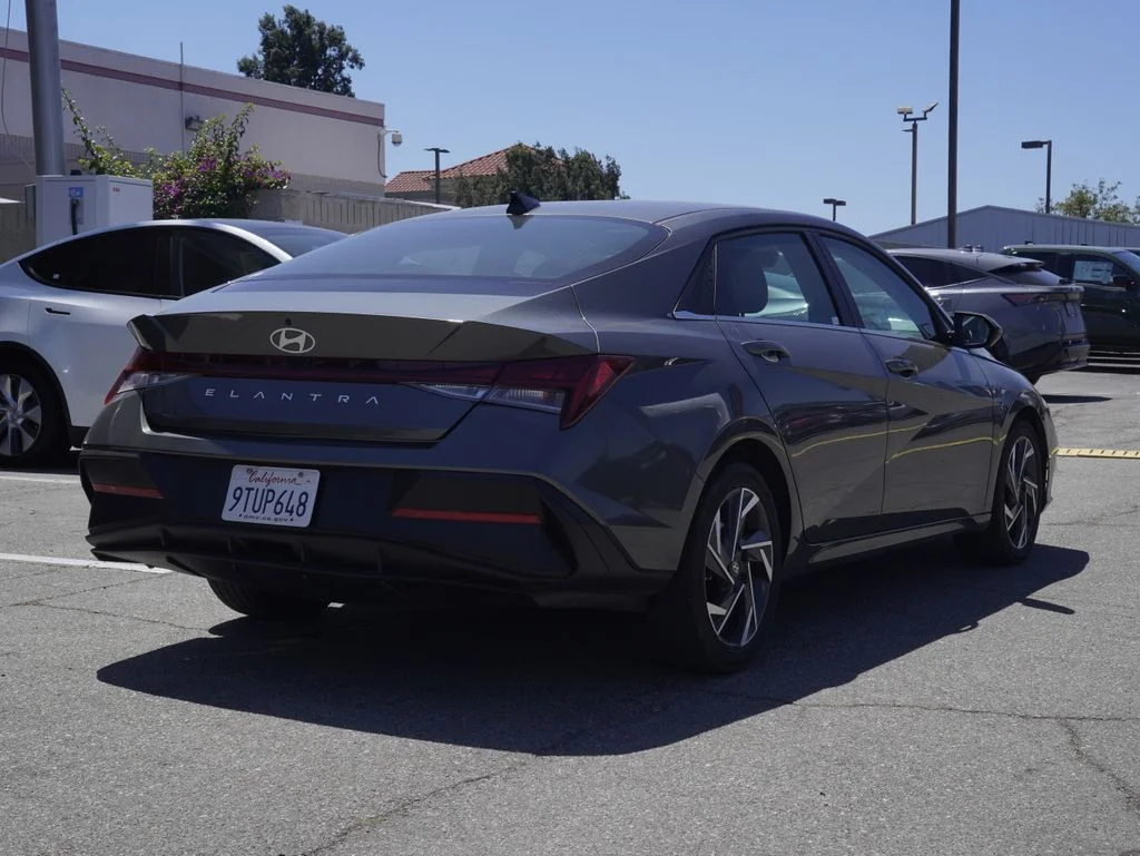 Used 2025 Gray Hyundai SEL Convenience image 3