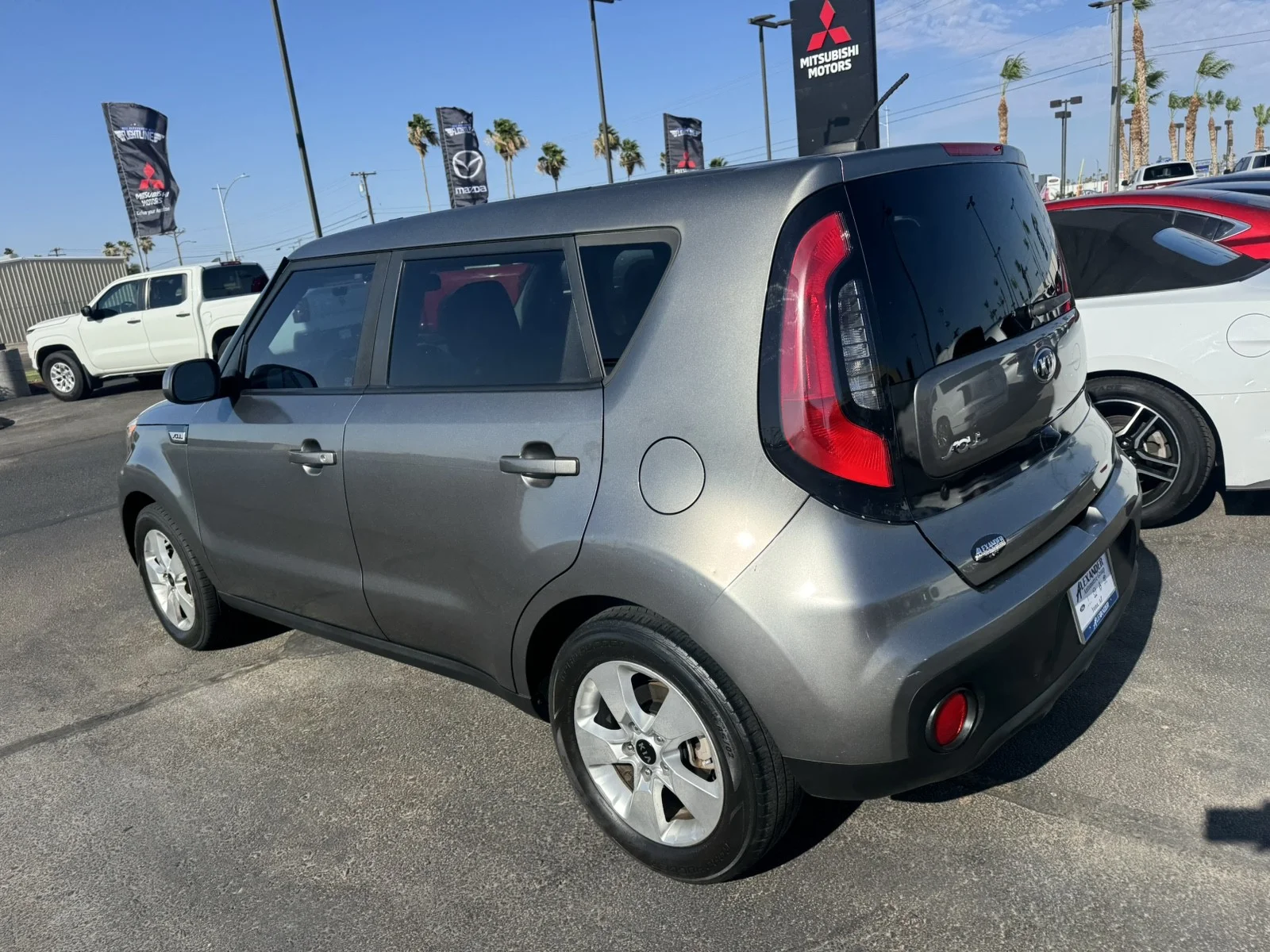 Used 2019 grey Kia Base image 7
