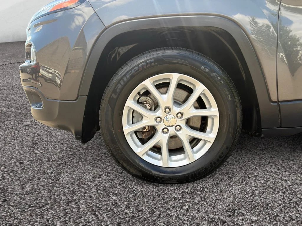 Used 2015 Gray Jeep Latitude image 9