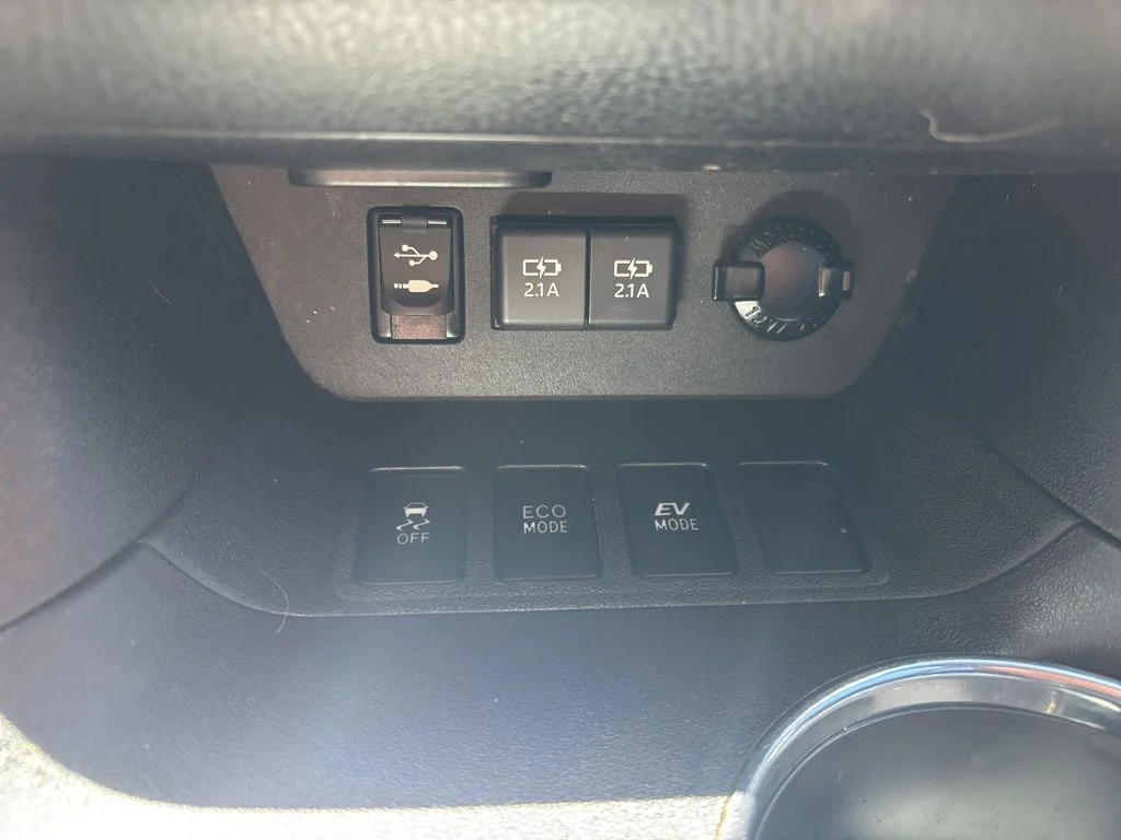 Used 2019 Silver Toyota XLE image 22