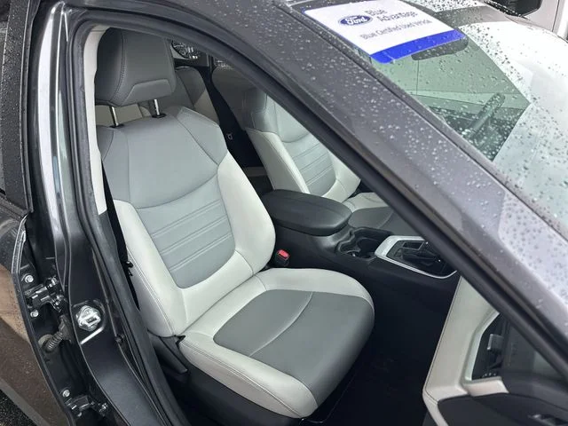 Used 2020 Gray Toyota XLE Premium image 27