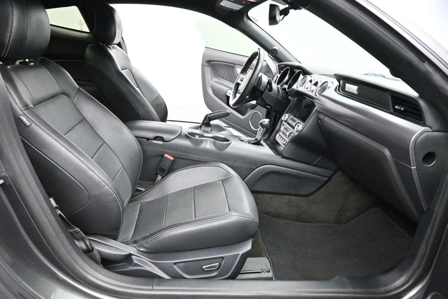 Used 2018 Magnetic Ford GT Premium image 27