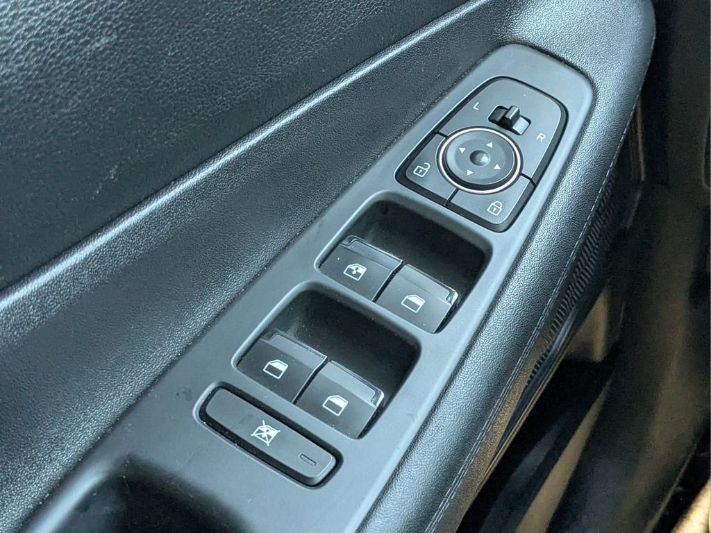 Used 2020 Green Hyundai SE image 21