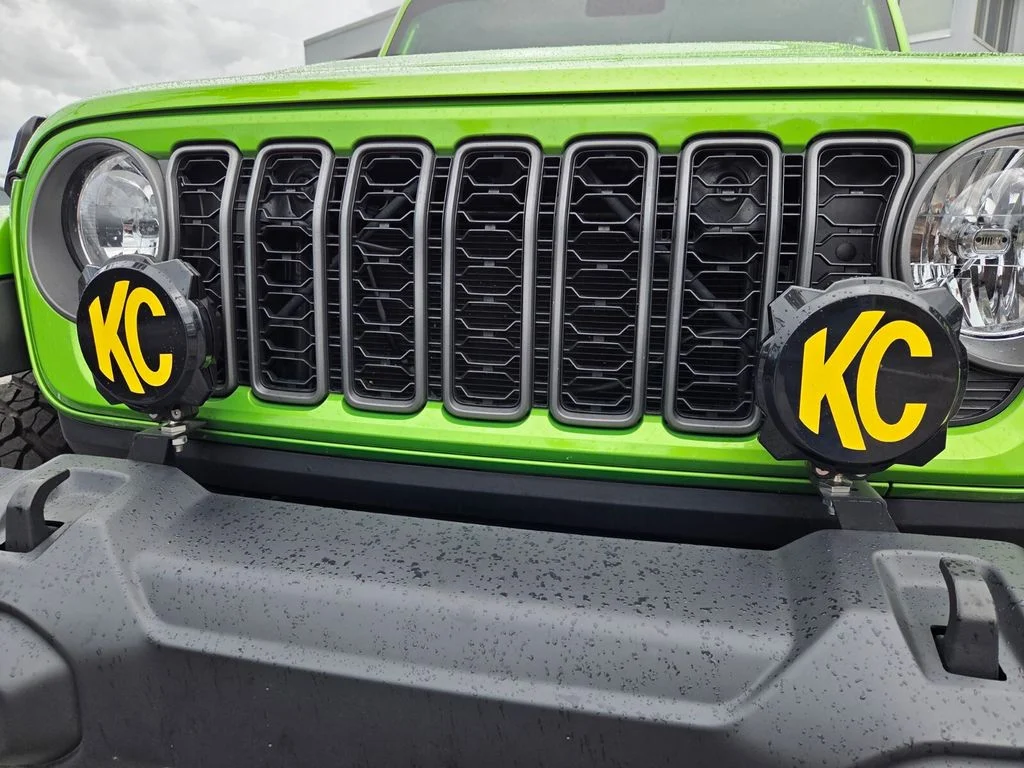 Certified Used 2025 Green Jeep High Tide image 22