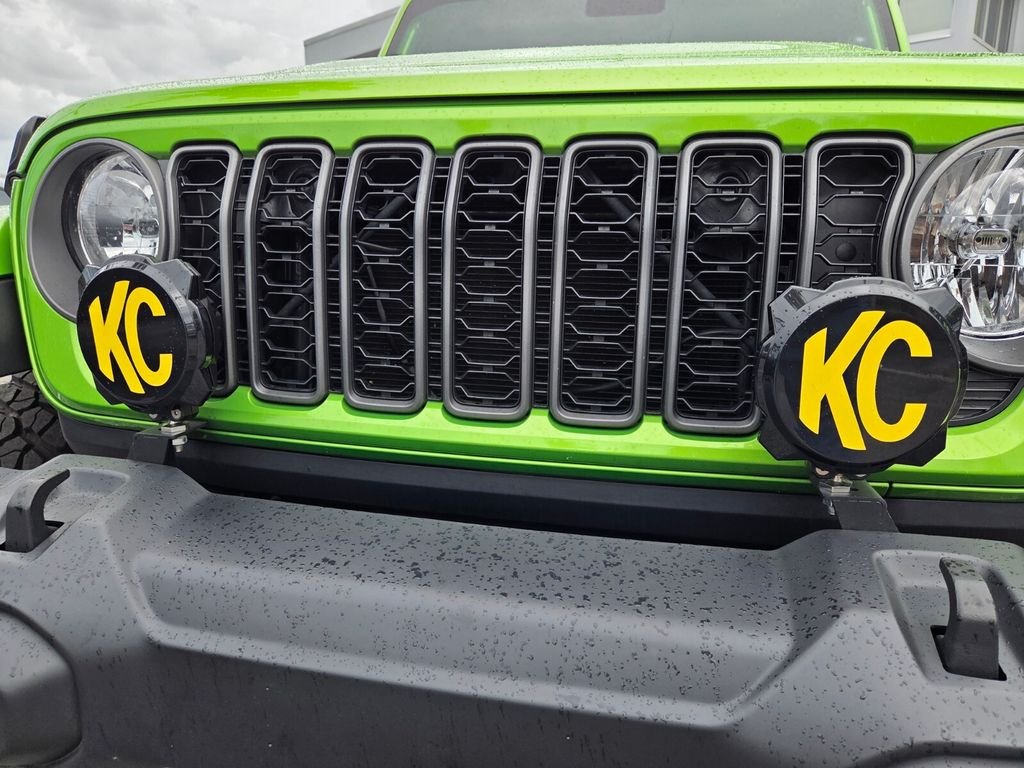 Certified Used 2025 Green Jeep High Tide image 22