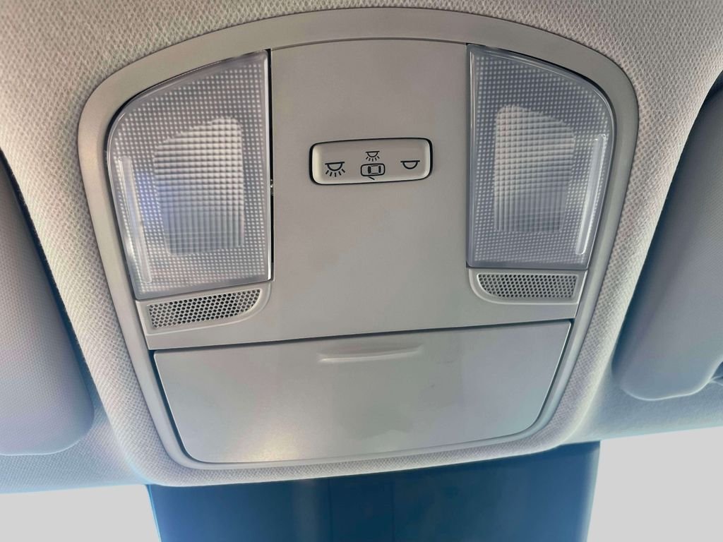 Used 2022 Green Hyundai SE image 31