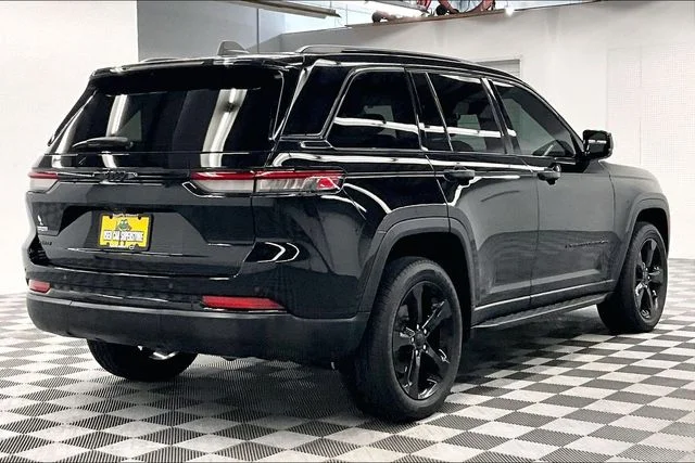 Used 2023 Diamond Black Crystal Pearlcoat Jeep Altitude X image 13