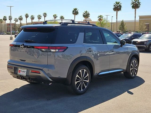 New 2026 Boulder Gray Pearl / Super Black Two-tone Nissan Platinum image 3