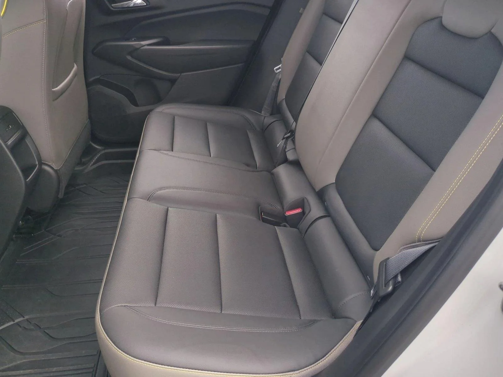 Used 2025 Summit White Chevrolet ACTIV image 18