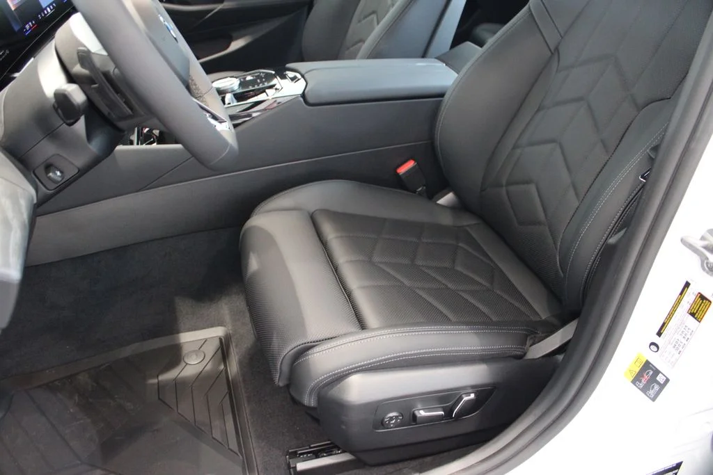 New 2026 Mineral White Metallic BMW 550e xDrive image 9