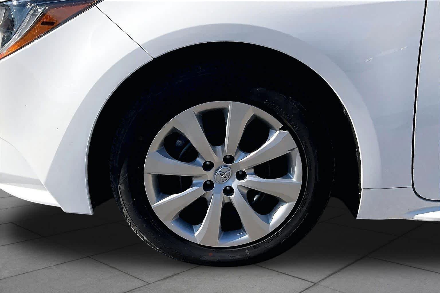Used 2025 Ice Cap Toyota LE image 11
