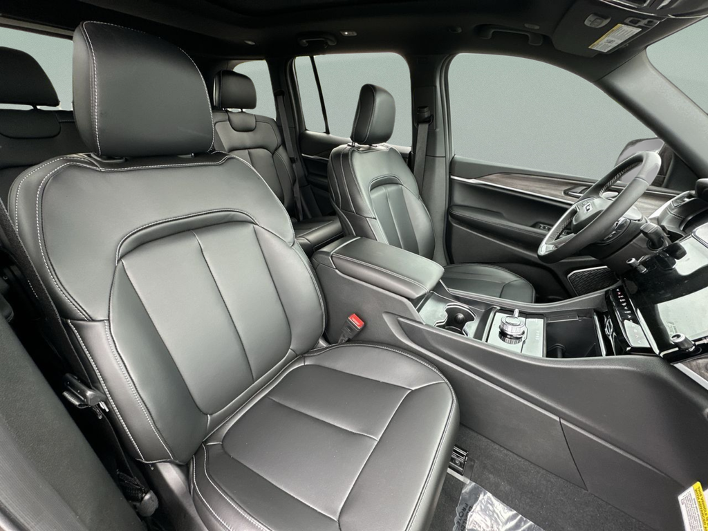 New 2026 Diamond Black Crystal Pearlcoat Jeep Limited image 24