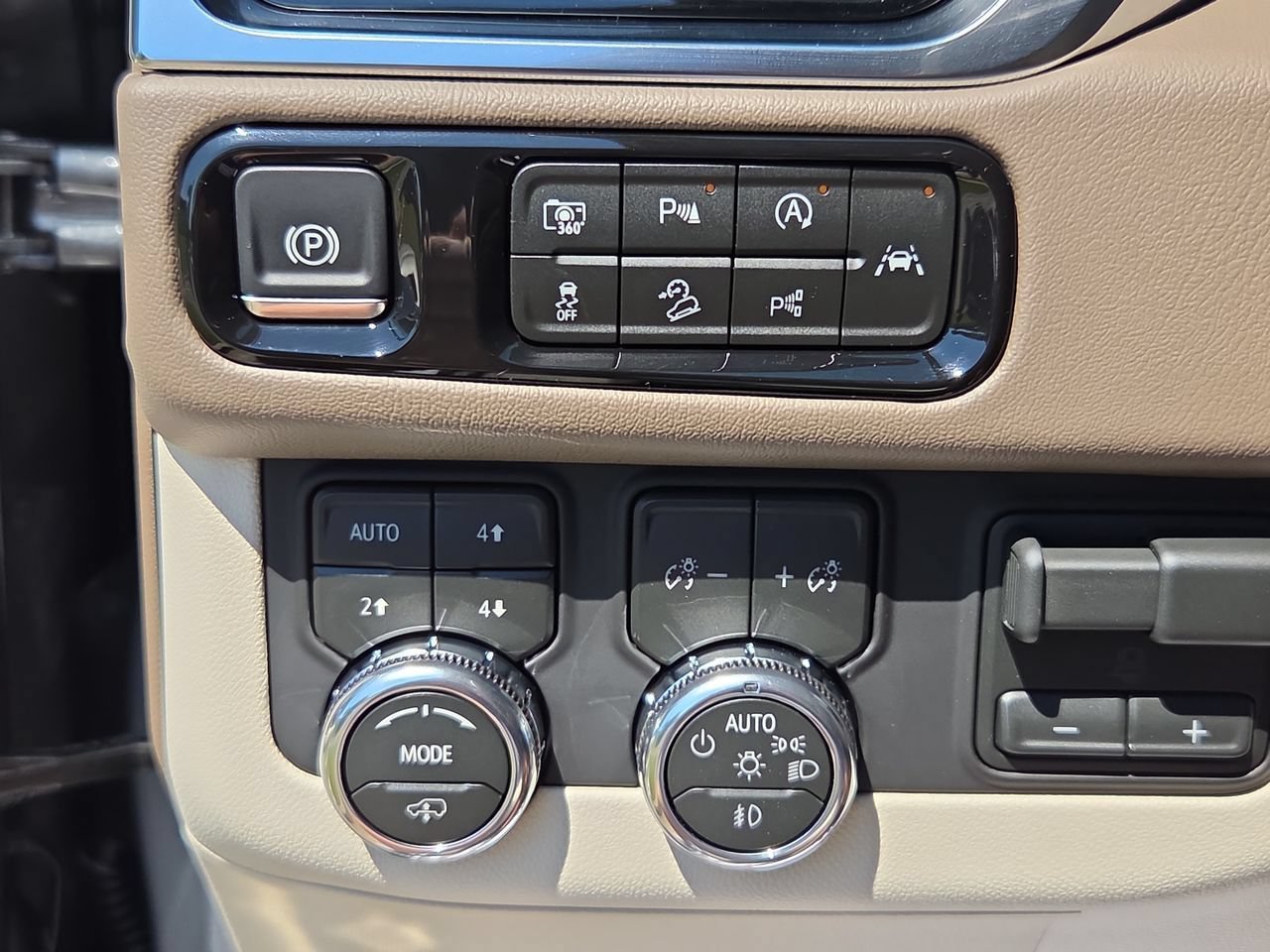 2026 GMC Yukon XL Denali - Photo 18