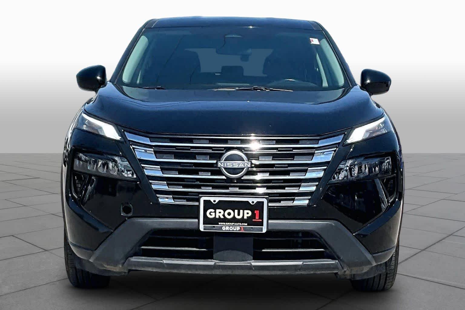 Used 2025 Super Black Nissan SV image 4