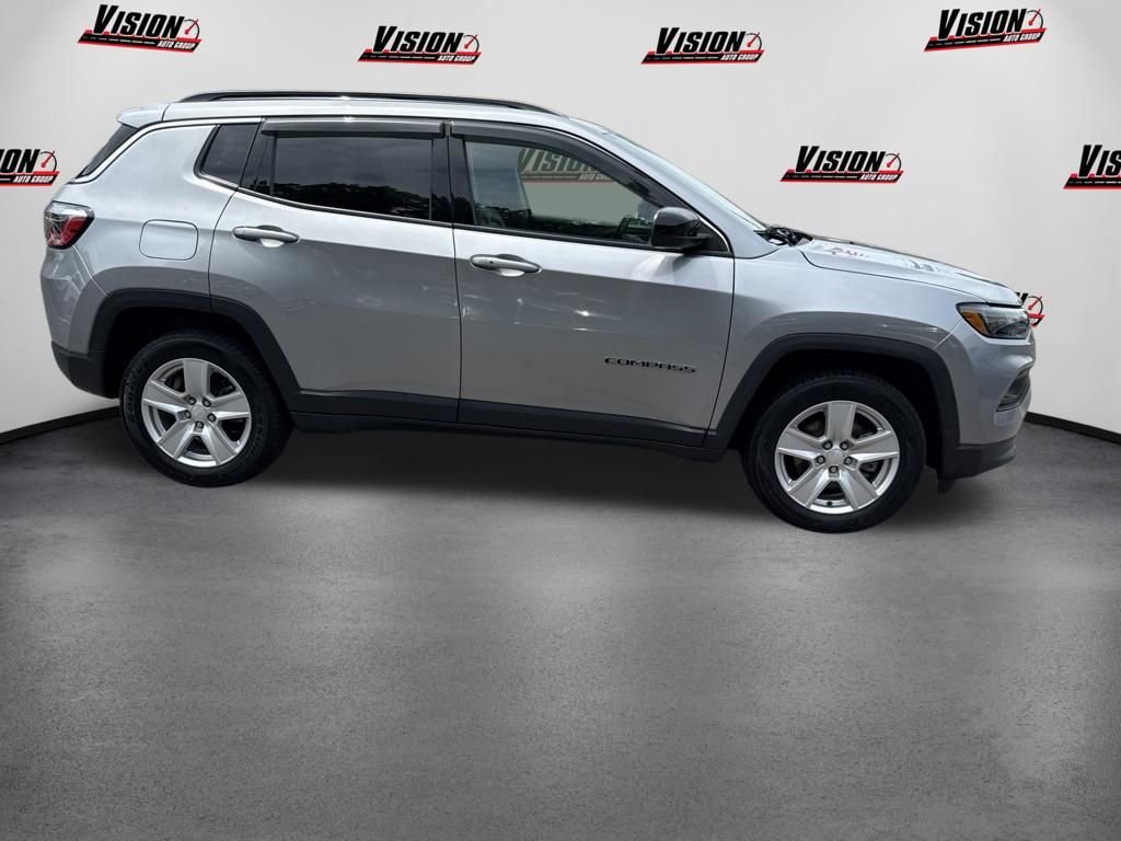 Used 2022 Silver Jeep Latitude image 4