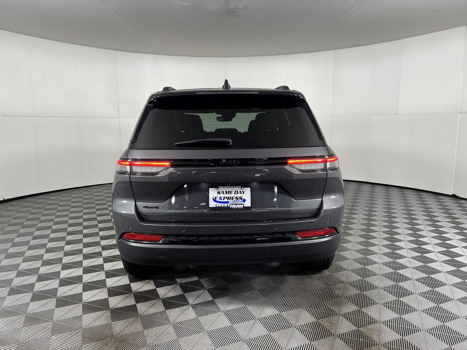 Used 2024 Baltic Gray Metallic Clearcoat Jeep Altitude image 8