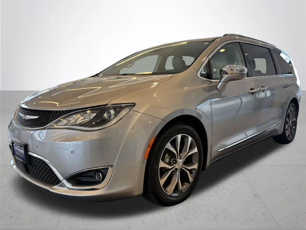 Used 2017 Silver Chrysler Limited image 2