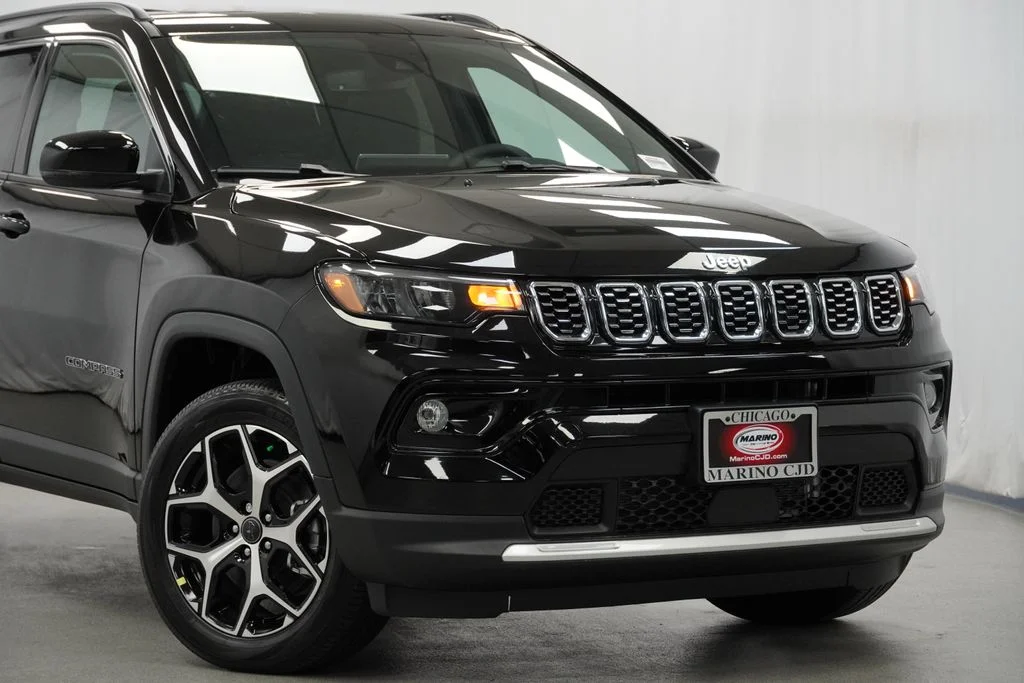 New 2026 Diamond Black Crystal Pearl-Coat Exterior Paint Jeep Limited image 3