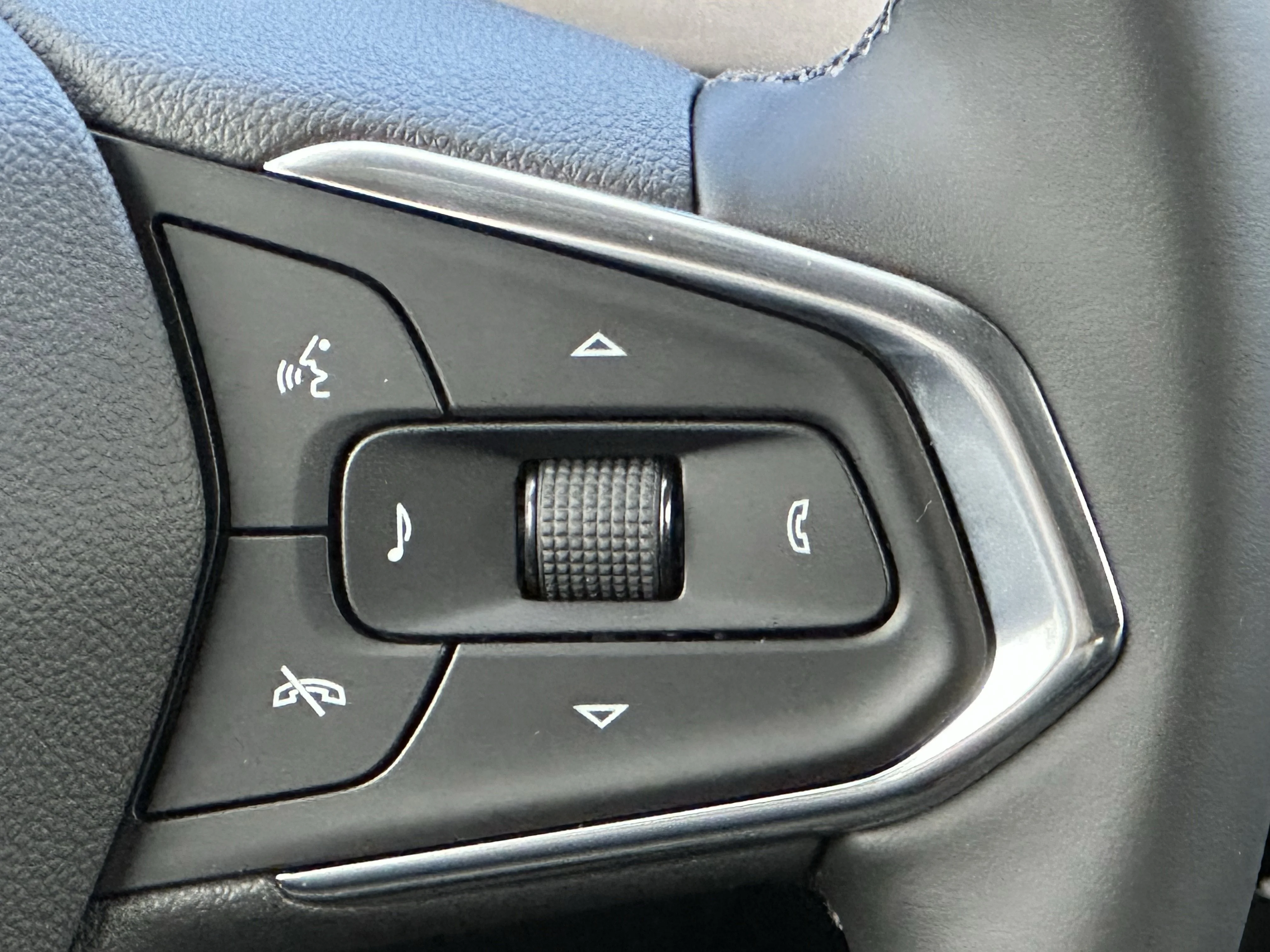 New 2026 Summit White Chevrolet ACTIV image 16