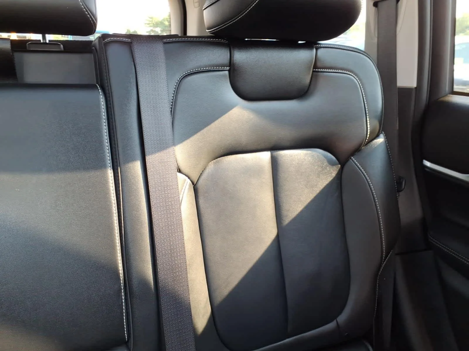 Used 2022 Diamond Black Crystal Pearlcoat Jeep Limited image 19