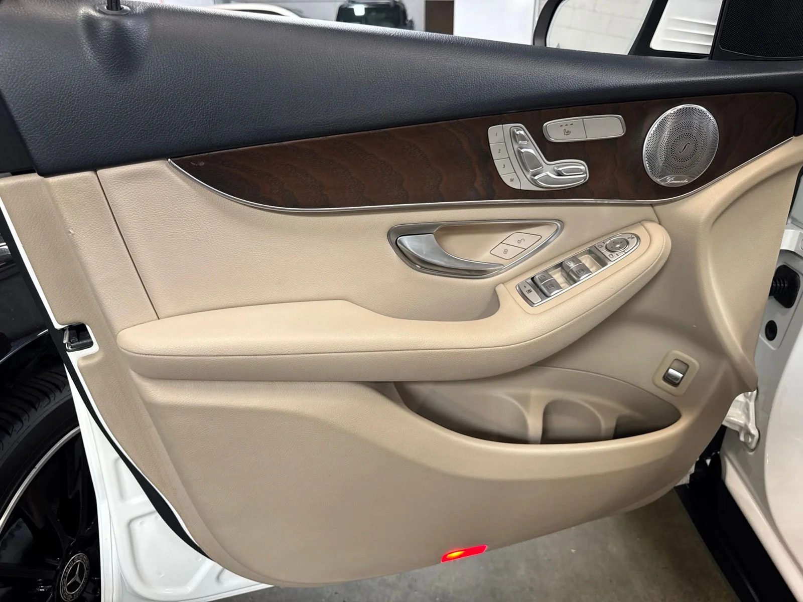 Used 2019 White Mercedes-Benz GLC 300 image 7