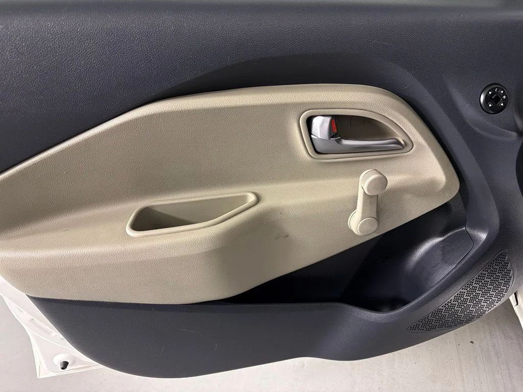 Used 2016 White Kia LX image 13