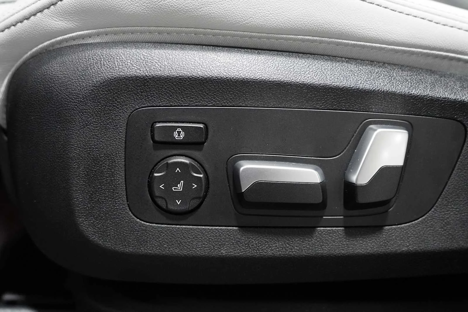 Used 2026 Brooklyn Grey Metallic BMW sDrive40i image 13