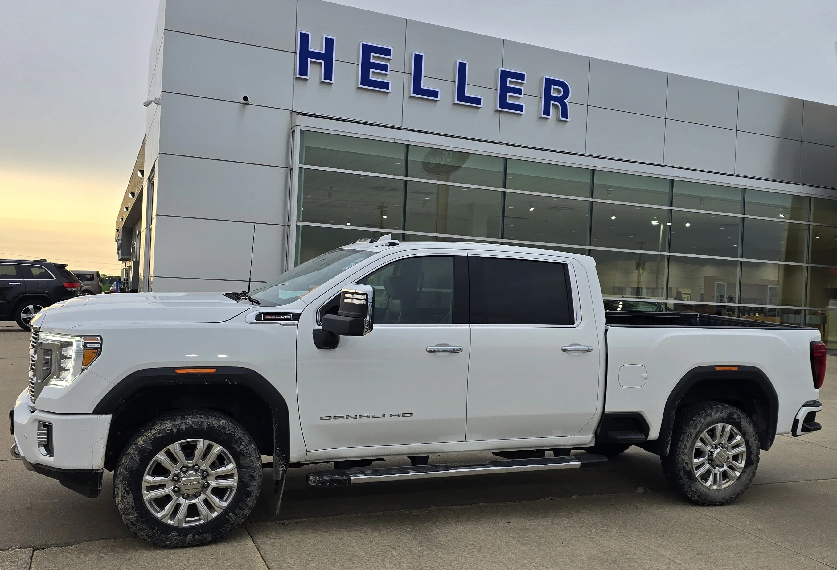 Used 2021 White GMC Denali image 3