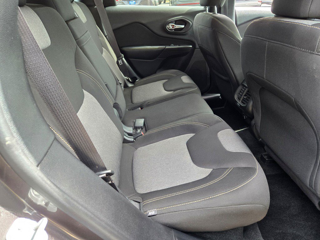 Used 2014 Crystal Metallic Jeep Latitude image 9
