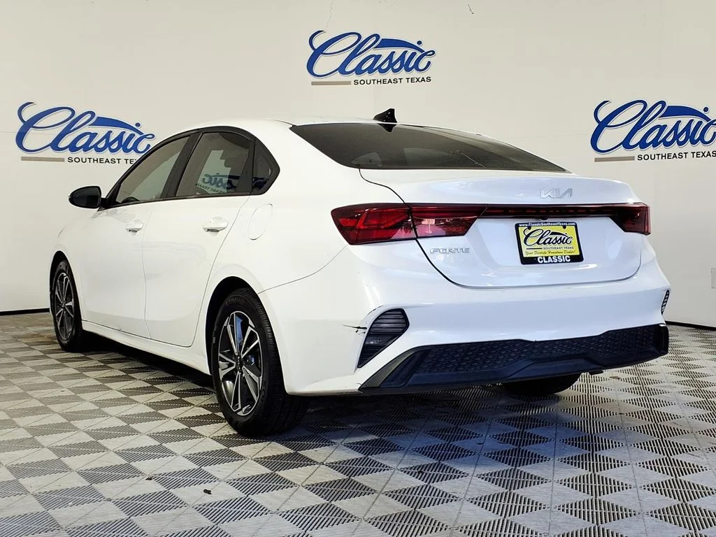 Used 2022 White Kia LXS image 2
