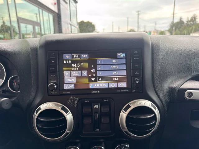Used 2017 White Jeep Unlimited Sahara image 18
