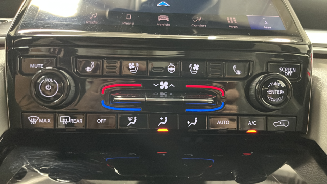 Used 2023 Diamond Black Crystal Pearlcoat Jeep Overland image 18
