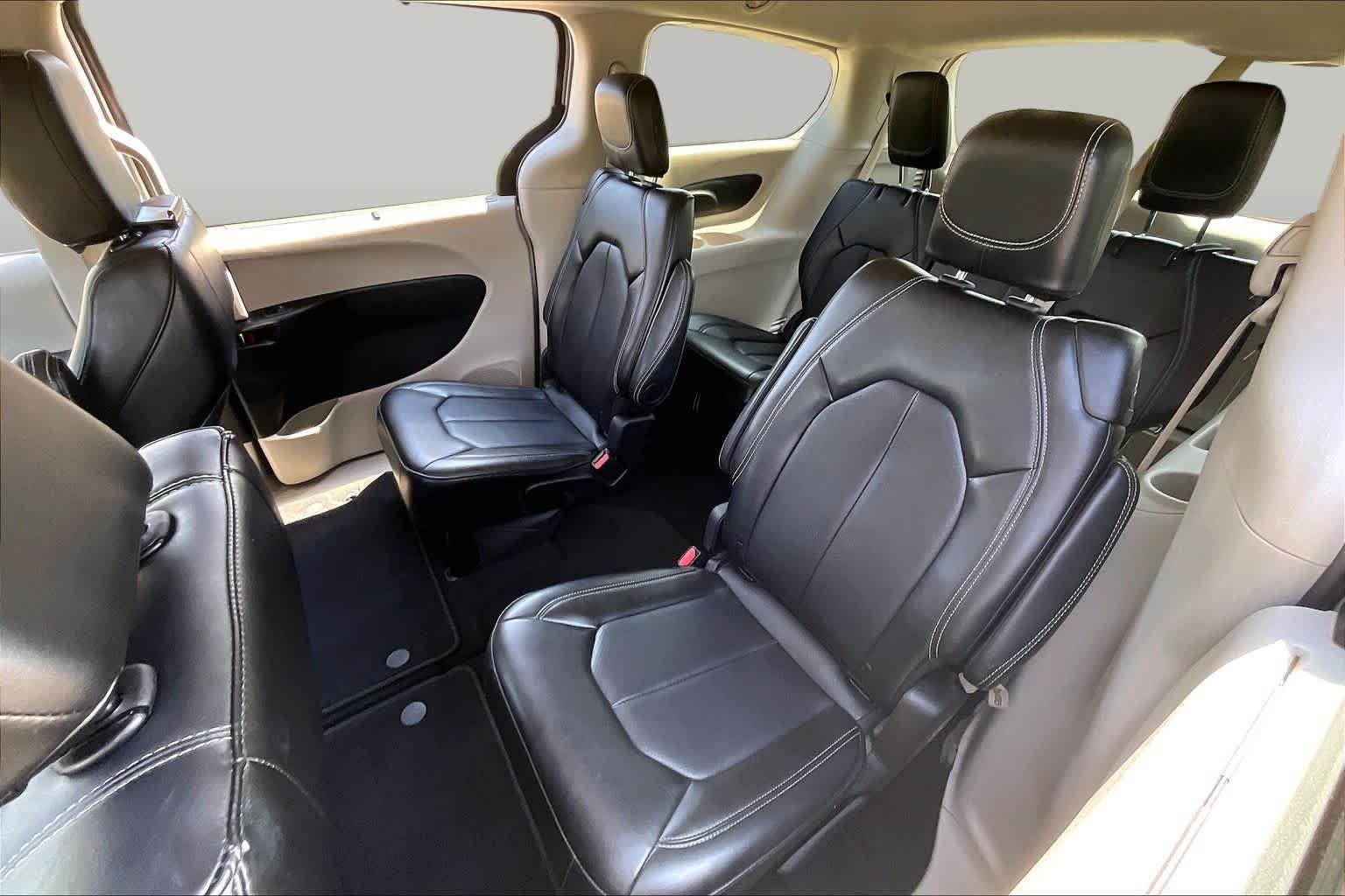 Used 2024 Silver Mist Clearcoat Chrysler Touring L image 20