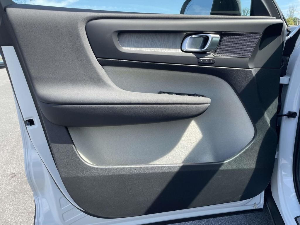 2026 Volvo XC40 Plus - Photo 5