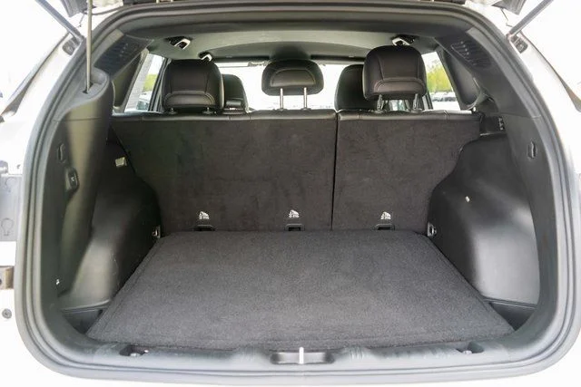 Used 2023 White Jeep Latitude image 11