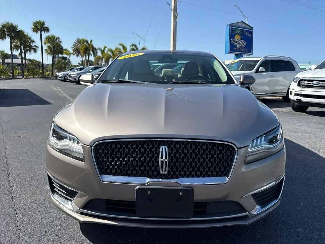 Used 2019  Lincoln Reserve I image 1