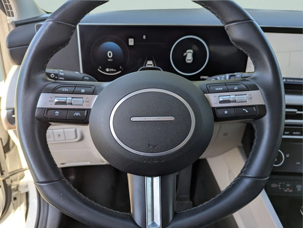 Used 2025 White Hyundai SEL Convenience image 18