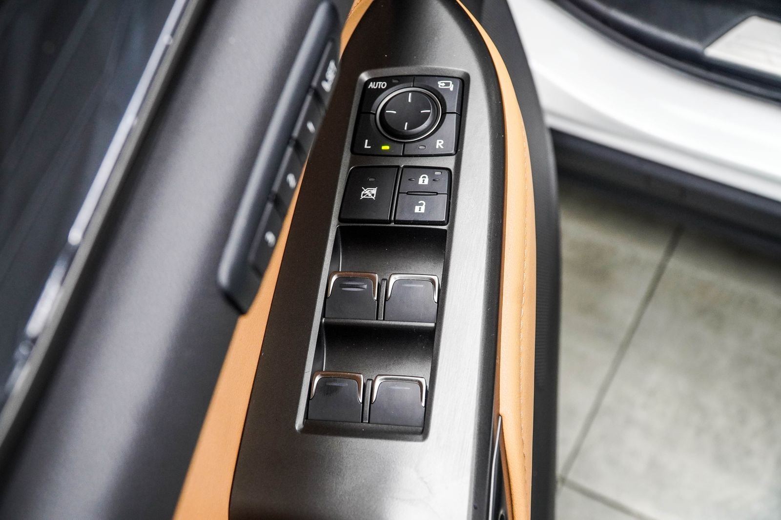 Used 2023 White Lexus 350 Premium image 36