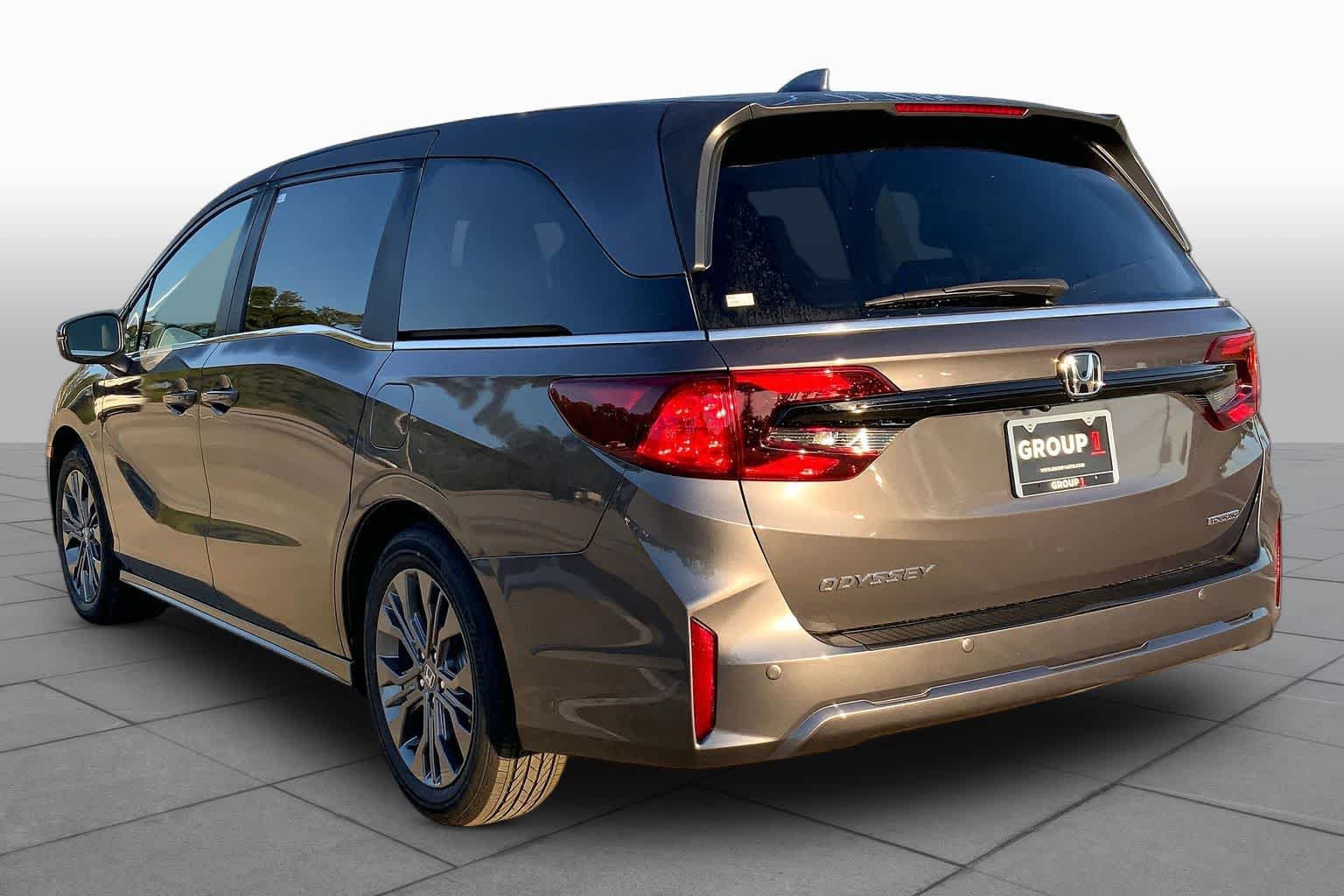 New 2027 Modern Steel Metallic Honda Touring image 11